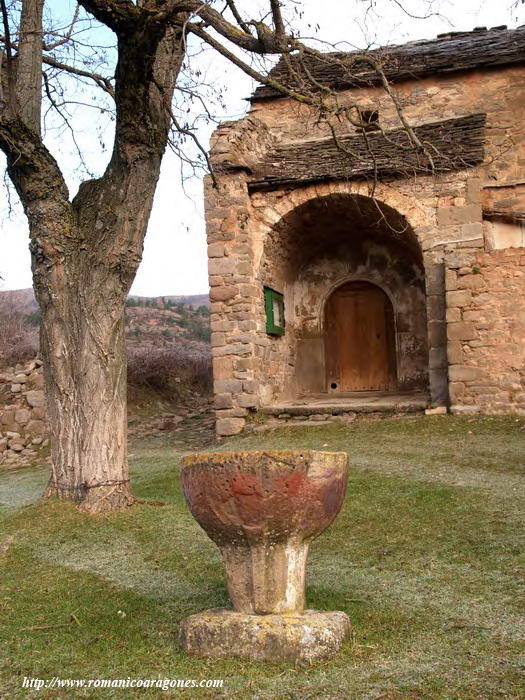 ACESO AL TEMPLO AN NGULO SUROESTE. PILA BAUTISMAL